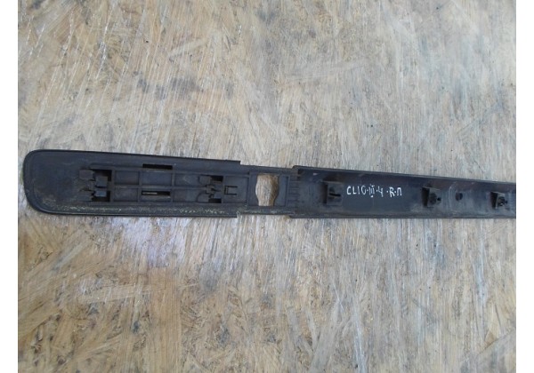 Молдинг передньої правої дверки Renault Clio III, 8200289913